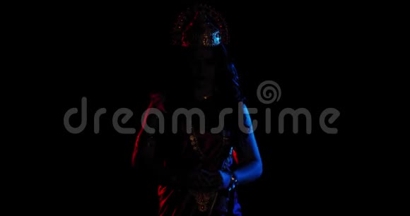 印度女神Lakshmi在4k的低灯光下跳舞视频的预览图