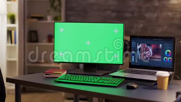 带绿色屏幕的电脑监视器视频的预览图