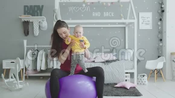 可爱的宝宝享受妈妈舞会上的健身锻炼视频的预览图