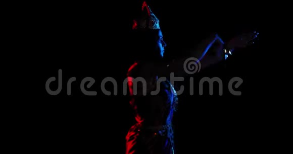 拉克什米穿着带有珠宝的民族服装在戏剧性的灯光下跳舞视频的预览图