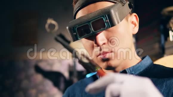 工匠正在用防护眼镜烧环框架视频的预览图