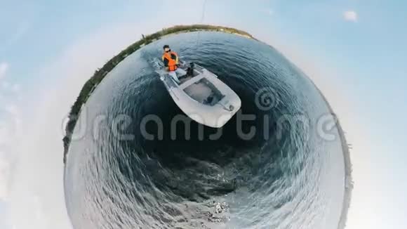 一个人在摩托艇上漂流的圆景放大视频的预览图