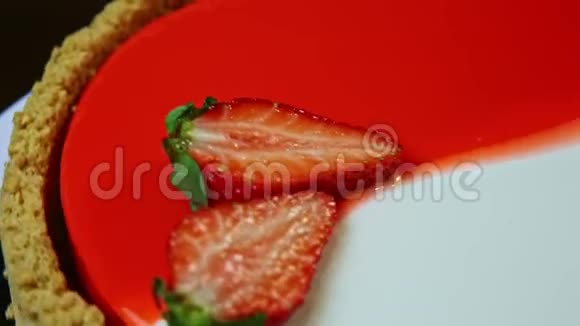 顶部的特写带有草莓切片的釉面芝士蛋糕旋转视频的预览图