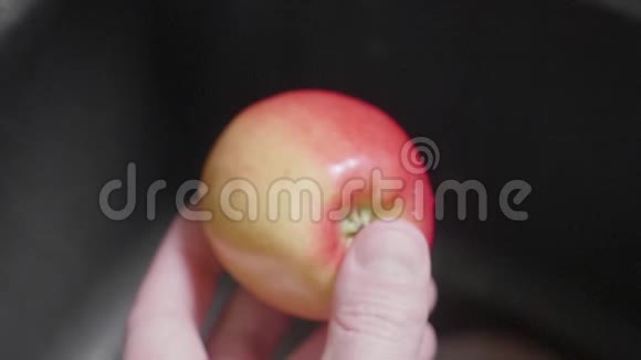 人捧熟苹果水开始流动聚焦近景视频的预览图