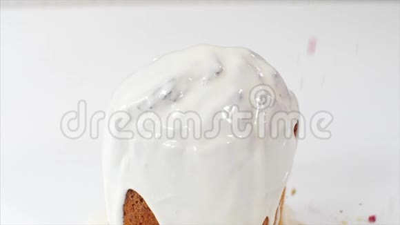 纸屑是洒在复活节蛋糕顶部与白色釉特写视频的预览图