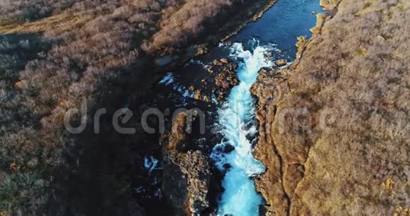 著名的冰岛其美丽迷人的独特景观河流山脉冰川和瀑布的空中拍摄视频的预览图