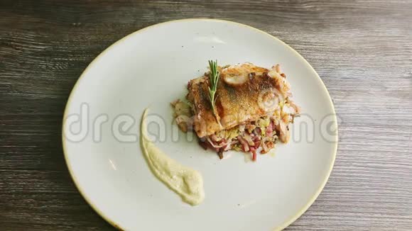 在烤鱼片上加入白色盘子上的肉沙拉视频的预览图