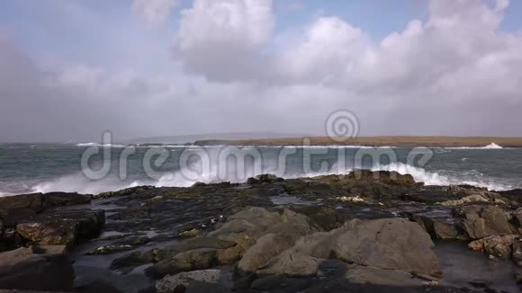 爱尔兰顿加郡Ciara风暴期间波托诺的海浪视频的预览图