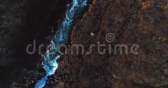 著名的冰岛其美丽迷人的独特景观河流山脉冰川和瀑布的空中拍摄视频的预览图