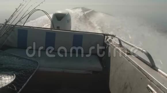 移舟后湖面形态机动船工作发动机的痕迹早上钓鱼视频的预览图