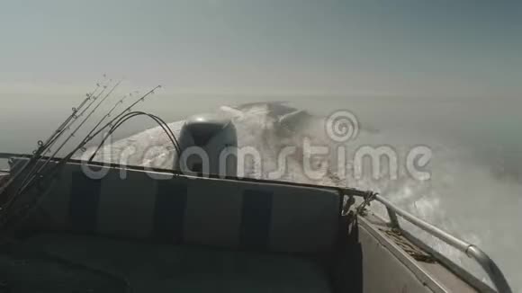 移舟后湖面形态机动船工作发动机的痕迹早上钓鱼视频的预览图