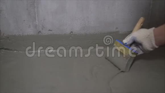 用砂浆和毛刷防水混凝土地面建筑工地的一名工业工人为视频的预览图