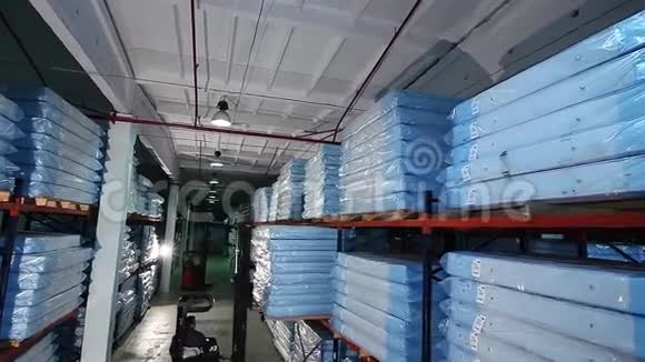 装载机装载仓库床垫货架上的矫形床垫仓库成套床垫视频的预览图