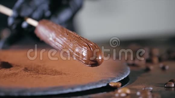 厨师的特写镜头是制作巧克力甜点视频的预览图