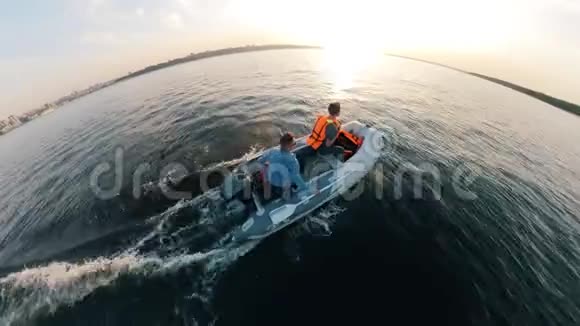 充气船载着两个带救生器的人视频的预览图