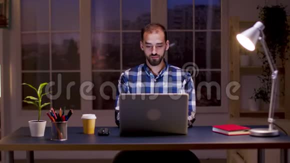 长胡子的商人穿着衬衫喝着咖啡视频的预览图