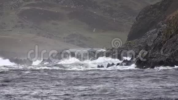 爱尔兰唐加尔郡Ciara风暴期间在Largy和Kilcar撞击海浪视频的预览图