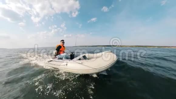 摩托艇是由一个在救生圈中的人操纵的视频的预览图