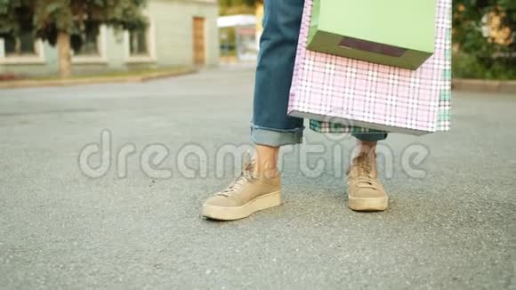 女顾客用购物袋在户外踩脚视频的预览图