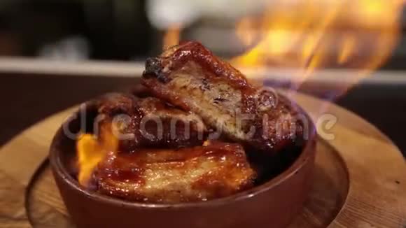 美味多汁的烤肉盘子上有燃烧的火焰特写视频的预览图