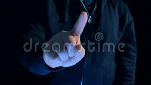 一个男人点击一个带有图标和社交媒体标题的虚拟屏幕视频的预览图
