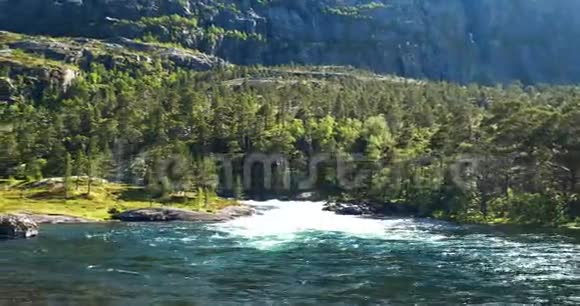 KinsarvikHordaland挪威哈当尔维达山高原的瀑布Nykjesoyfossen春天的晴天身高视频的预览图