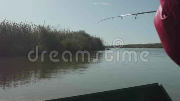 渔夫用浮杆打鱼背景上的河面视频的预览图