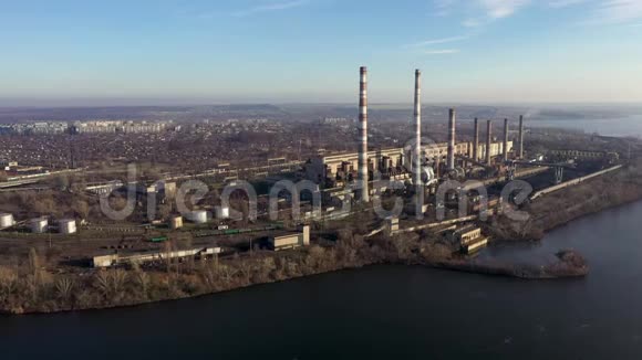 城市吸烟管道工业工厂的鸟瞰图工业区现代清洁技术视频的预览图