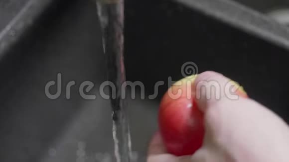 人的慢动作观人的手在流水下小心地洗苹果避免感染大肠杆菌视频的预览图