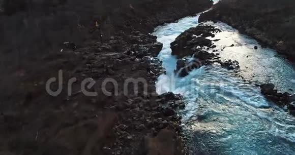著名的冰岛其美丽迷人的独特景观河流山脉冰川和瀑布的空中拍摄视频的预览图