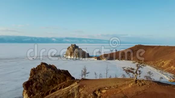 西伯利亚奥克洪岛冬季贝加尔湖的美丽自然巨大的冰湖岩石山脉视频的预览图