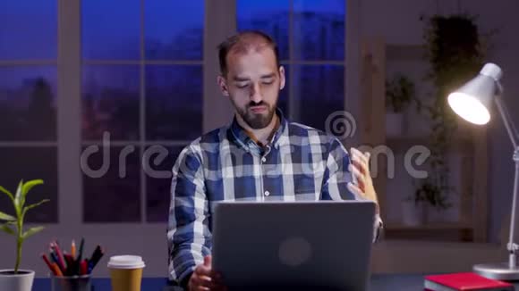 白人企业家在笔记本电脑上的视频通话中交谈视频的预览图