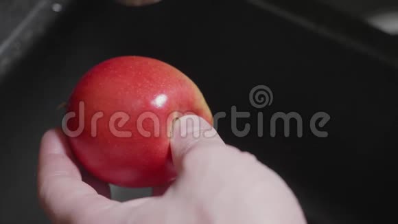 打开自来水人双手捧着苹果下水仔细洗避免感染视频的预览图