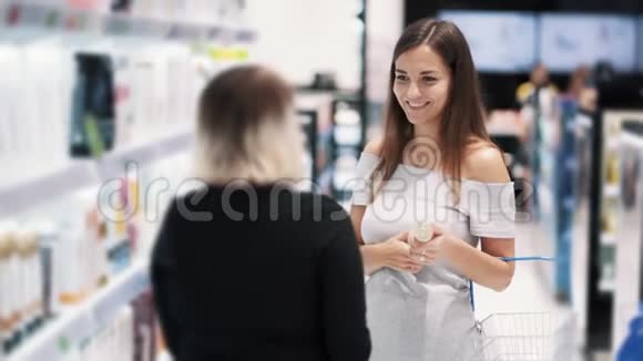 买货女孩在化妆品店跟店员说话慢动作视频的预览图