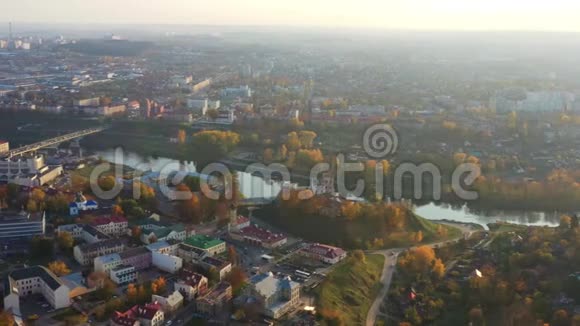 格罗德诺白俄罗斯鸟瞰Hrodna城市景观天际线著名的著名历史地标在晴朗的秋天视频的预览图