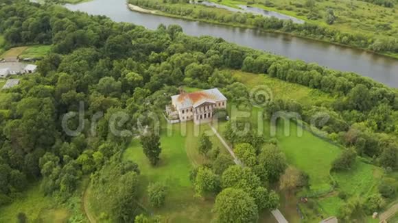 KhalchVetka区白俄罗斯空中景观老房子庄园的土地所有者沃伊尼奇塞诺兹谢茨基美景一览视频的预览图