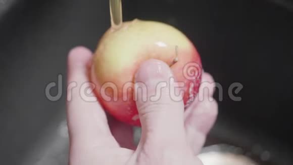 人的慢动作观人的手在流水下小心地洗苹果避免感染大肠杆菌视频的预览图