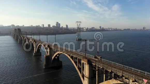 从铁路桥边鸟瞰第聂伯城右岸视频的预览图