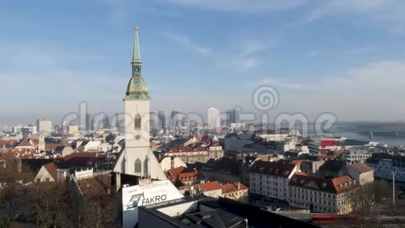 斯洛伐克布拉迪斯拉发天际线城市景观的4k潘宁镜头圣马丁大教堂和城堡景观视频的预览图