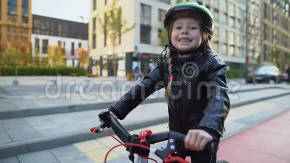 戴着头盔骑着自行车真诚微笑爱好极其开朗的女孩视频的预览图
