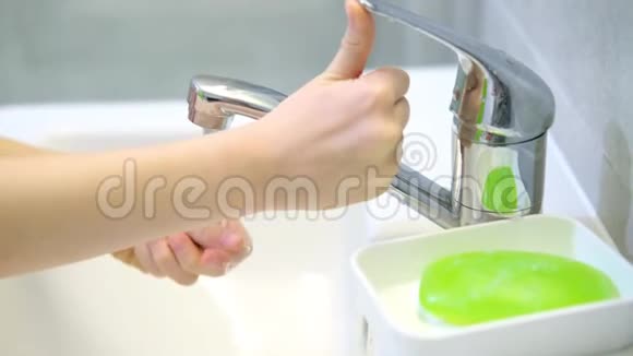 孩子正在现代浴室里用绿色肥皂洗手清洁卫生和预防4k个镜头视频的预览图