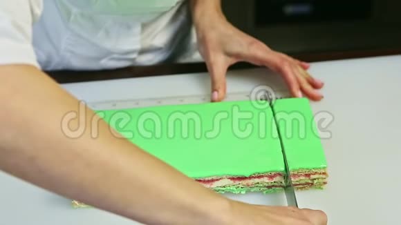 刀切奶油水果分层蛋糕配绿色镜面釉视频的预览图