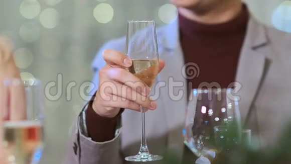 用杯子特写男性手视频的预览图