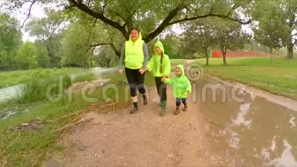 一家人雨后去散步视频的预览图