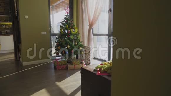 可爱的女孩装饰圣诞树五颜六色的泡泡和凸起视频的预览图