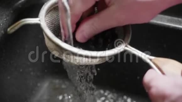 在泡茶之前人的手在自来水下洗干玫瑰花慢动作视频的预览图