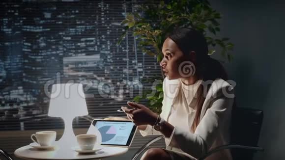 接近非裔美国商界女性用平板电脑解释一些事情视频的预览图