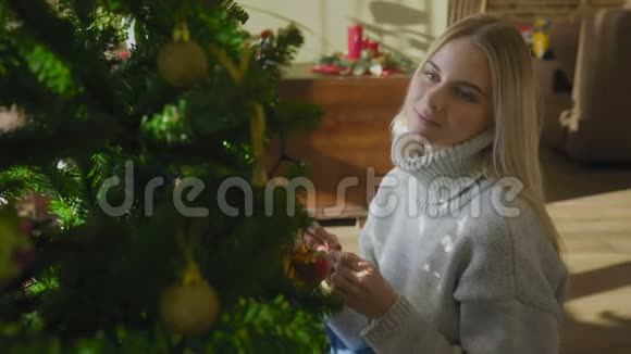 在家里装饰圣诞树的可爱女人视频的预览图