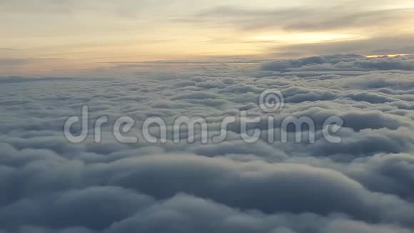 在早晨的阳光下飞过云层视频的预览图