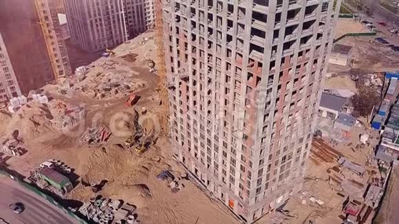 从飞行无人机看到建筑工地视频的预览图
